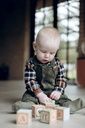 Baby-Latzhose aus weichem Samtcord 4