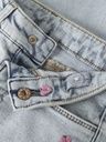 Weite Mädchenjeans mit Herzstickerei 3
